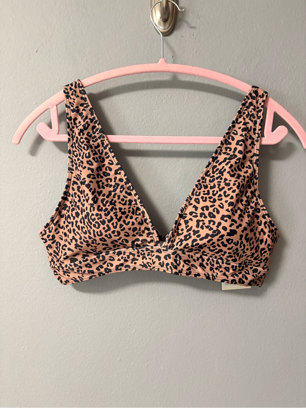 NWT Halara leopard print deep V-neckline bikini top. Size Medium - Picture 4 of 7